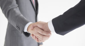 握手する2人のビジネスマン